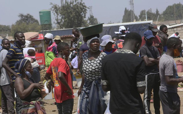 Người dân trong khu chợ đông đúc ở ngoại ô thủ đô Harare, Zimbabwe ngày 15/11/2021. Ảnh: AP