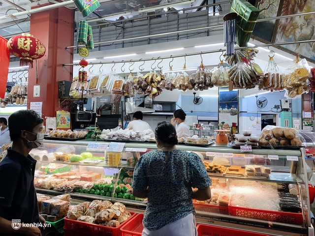  Clip: Đi mua trực tiếp 2 ổ bánh mì nổi tiếng nhất Sài Gòn là Huỳnh Hoa và Như Lan, ngon - dở thế nào mà lúc nào cũng có tranh cãi? - Ảnh 3.