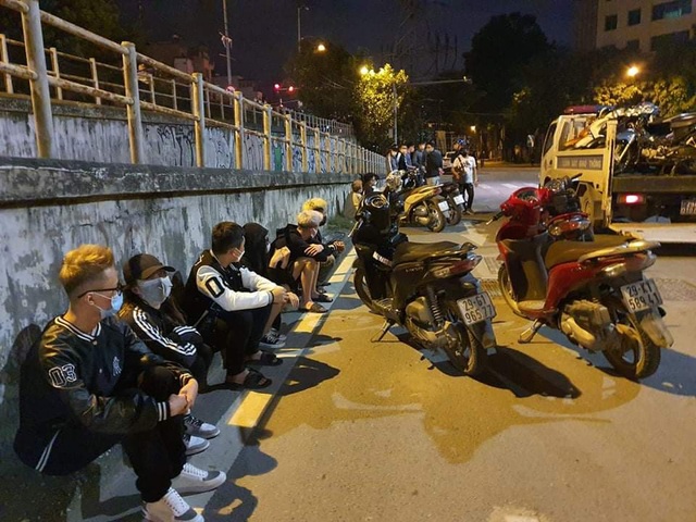  Clip CSGT quây bắt 40 thanh thiếu niên tổ chức đua xe gây náo loạn phố Hà Nội trong đêm - Ảnh 3.
