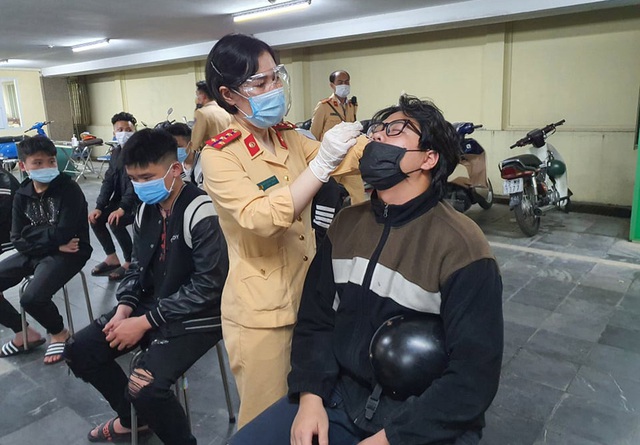  Clip CSGT quây bắt 40 thanh thiếu niên tổ chức đua xe gây náo loạn phố Hà Nội trong đêm - Ảnh 4.