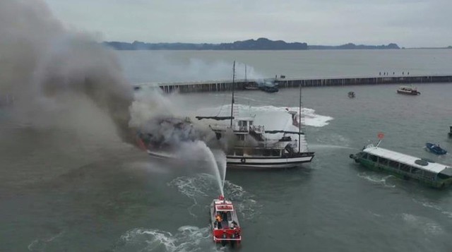 Hai tàu du lịch bốc cháy dữ dội trên vịnh Hạ Long - Ảnh 1.
