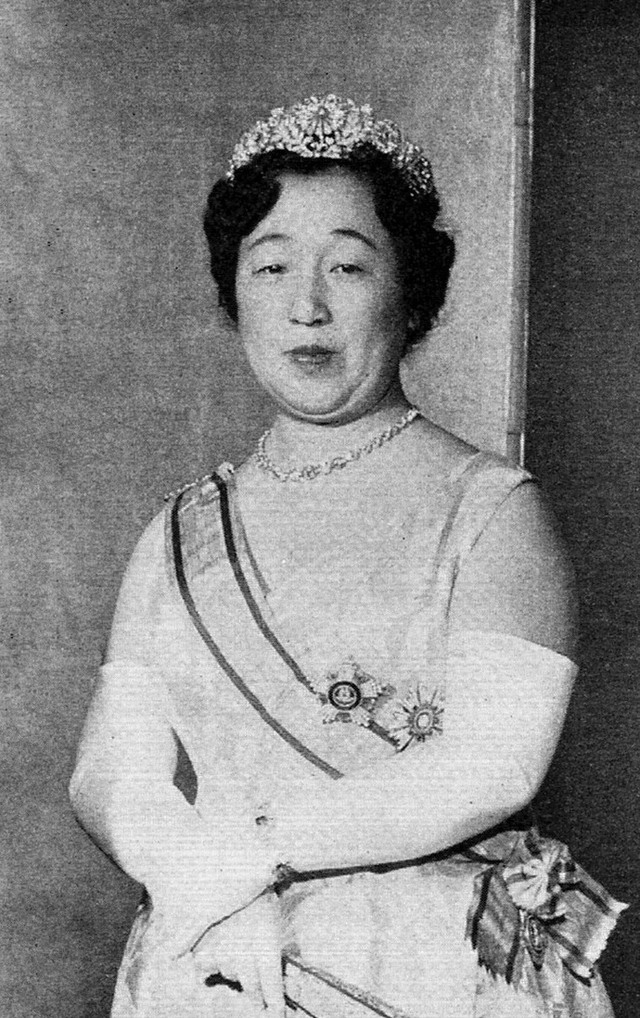 Hoàng hậu nổi tiếng nhất Nhật Bản: Người mẹ chồng cay nghiệt khiến con dâu mất giọng nói hóa ra là quốc mẫu được dân chúng sùng bái - Ảnh 18.