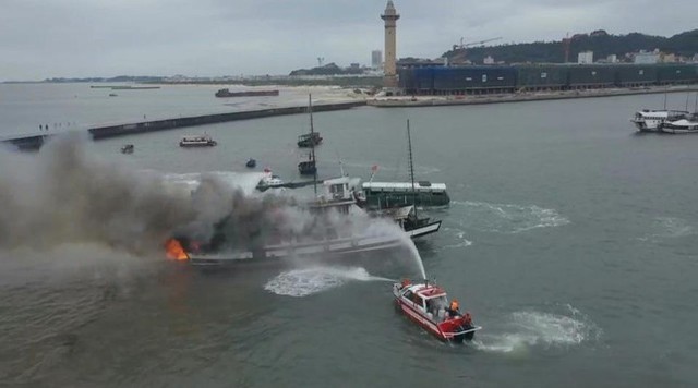 Hai tàu du lịch bốc cháy dữ dội trên vịnh Hạ Long - Ảnh 3.