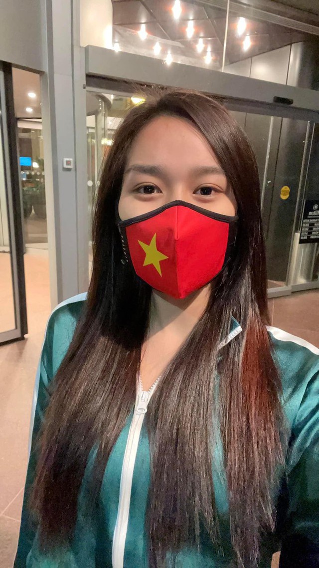 Đỗ Thị Hà diện áo cờ đỏ sao vàng nổi bật ở sân bay Mỹ, chuẩn bị nhập cuộc tại Miss World - Ảnh 3.