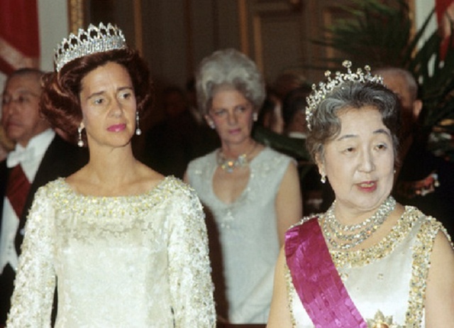 Hoàng hậu nổi tiếng nhất Nhật Bản: Người mẹ chồng cay nghiệt khiến con dâu mất giọng nói hóa ra là quốc mẫu được dân chúng sùng bái - Ảnh 21.