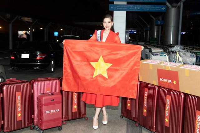 Đỗ Thị Hà diện áo cờ đỏ sao vàng nổi bật ở sân bay Mỹ, chuẩn bị nhập cuộc tại Miss World - Ảnh 4.