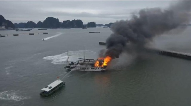 Hai tàu du lịch bốc cháy dữ dội trên vịnh Hạ Long - Ảnh 7.