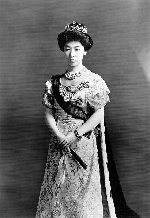 Hoàng hậu nổi tiếng nhất Nhật Bản: Người mẹ chồng cay nghiệt khiến con dâu mất giọng nói hóa ra là quốc mẫu được dân chúng sùng bái - Ảnh 8.