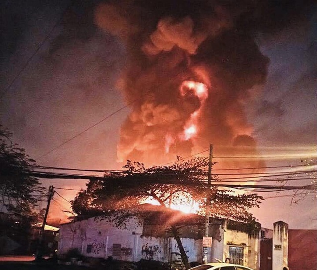  Dân xót xa vì nhà tan hoang do cháy lớn tại xưởng 2000m2 ở Sài Gòn: Tối nay chỉ thức trắng - Ảnh 2.