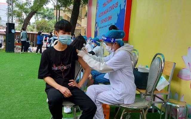 Học sinh Hà Nội tiêm vắc xin Covid-19.