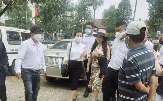 Bà Nguyễn Phương Hằng đến làm việc theo lời mời của Công an TP Biên Hòa