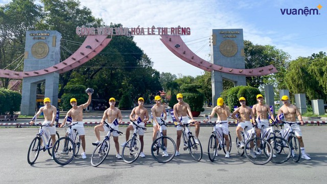 Ai đứng sau dàn soái ca 6 múi cởi trần, đạp xe giữa đường phố Sài Gòn? - Ảnh 1.