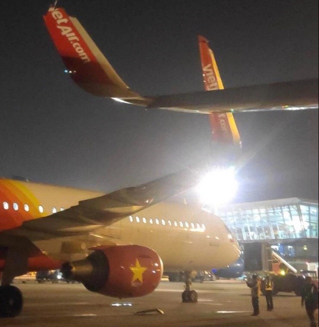  NÓNG: Hai máy bay vừa va nhau ở sân bay Nội Bài khiến rụng đầu mút cánh - Ảnh 2.