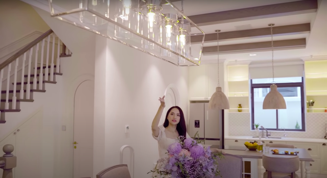 Hoa hậu chuyển giới Hương Giang khoe cận cảnh biệt thự đắt đỏ, có cả thang máy - Ảnh 7.