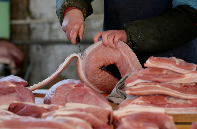 Nghịch lý ở Trung Quốc: Rau đắt hơn cả thịt lợn, dân tình xót tiền đến nỗi thà ăn thịt còn hơn - Ảnh 2.