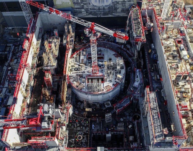 Nam châm của lò phản ứng hợp hạch ITER nhấc được cả tàu sân bay trăm ngàn tấn, mạnh hơn từ trường Trái Đất 280.000 lần - Ảnh 1.