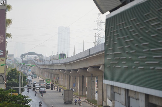  Người đi tàu Cát Linh - Hà Đông: Tàu chạy khá êm, độ rung lắc tương tự tàu ở nước ngoài - Ảnh 6.