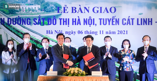  Phó Thủ tướng, bí thư Hà Nội đi chuyến tàu đầu tiên của đường sắt Cát Linh - Hà Đông - Ảnh 6.