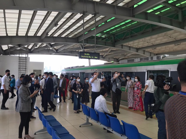  Người đi tàu Cát Linh - Hà Đông: Tàu chạy khá êm, độ rung lắc tương tự tàu ở nước ngoài - Ảnh 8.