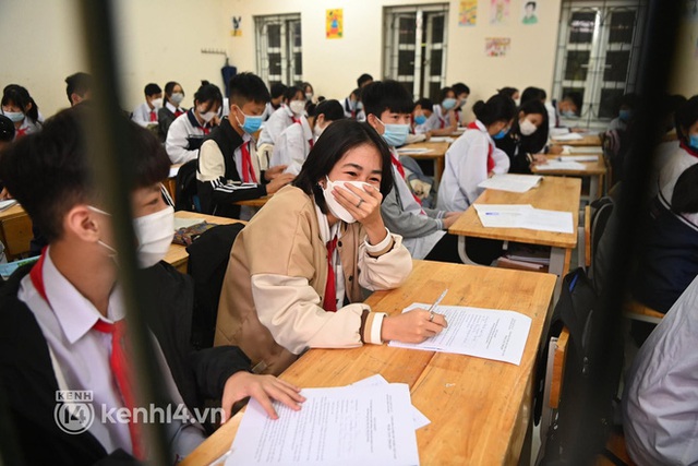  Chùm ảnh: Huyện duy nhất ở Hà Nội cho học sinh đi học trở lại; bố trí phòng riêng nếu có biểu hiện ho, sốt - Ảnh 1.