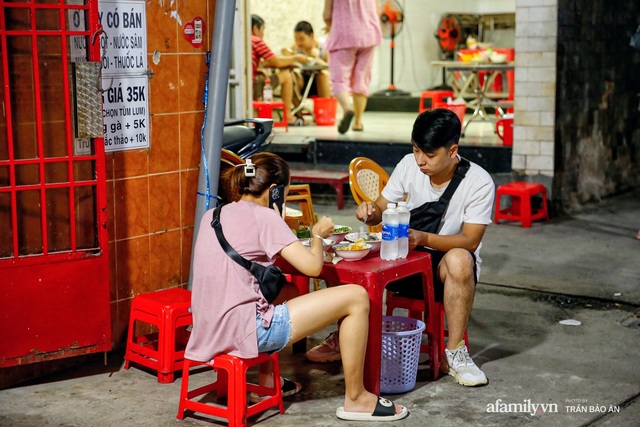 Quán cháo sườn bán xuyên đêm suốt 50 năm gây thèm thuồng bởi mâm lòng hơn chục món và câu chuyện chọn đời thứ 3 nối nghiệp - Ảnh 18.