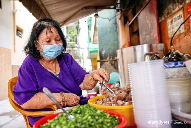 Quán cháo sườn bán xuyên đêm suốt 50 năm gây thèm thuồng bởi mâm lòng hơn chục món và câu chuyện chọn đời thứ 3 nối nghiệp - Ảnh 21.