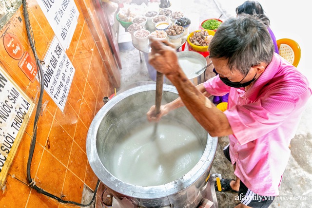 Quán cháo sườn bán xuyên đêm suốt 50 năm gây thèm thuồng bởi mâm lòng hơn chục món và câu chuyện chọn đời thứ 3 nối nghiệp - Ảnh 7.