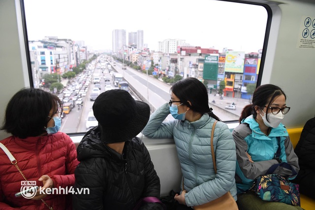  Tàu điện Cát Linh - Hà Đông tấp nập hành khách trong sáng đầu tuần: Có người mang theo cả xe đạp để đi từ bến đến cơ quan - Ảnh 9.