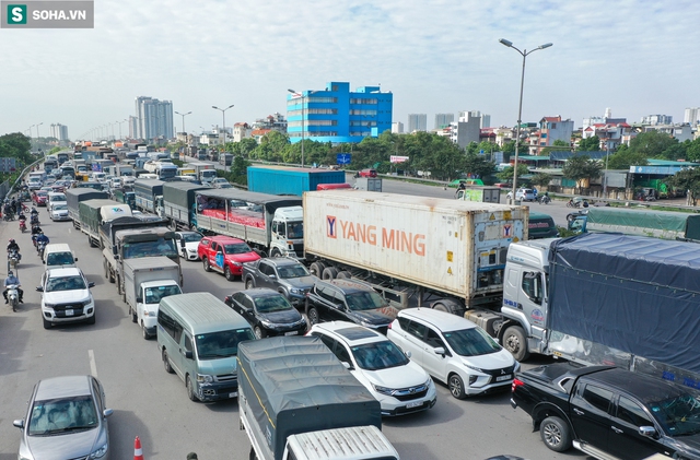  [Ảnh] Cầu Thanh Trì ùn tắc hơn 10km nhiều tiếng đồng hồ sau vụ xe container lật nghiêng - Ảnh 8.