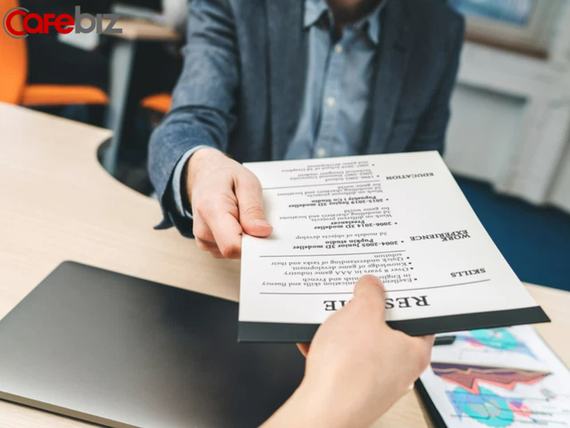 Thấy 50 nghìn đồng và 500 nghìn đồng rơi dưới đất, bạn sẽ nhặt tờ tiền nào? Câu trả lời táo bạo như hất nước vào mặt khiến nhà tuyển dụng tâm phục khẩu phục!  - Ảnh 1.