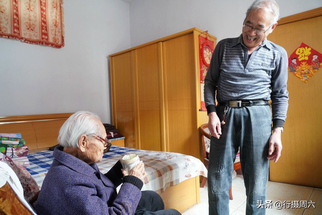 Bí quyết trường thọ của cụ bà 106 tuổi: Thích ăn nho khô ngâm dấm, đạp xe tập thể dục nửa tiếng mỗi ngày - Ảnh 2.