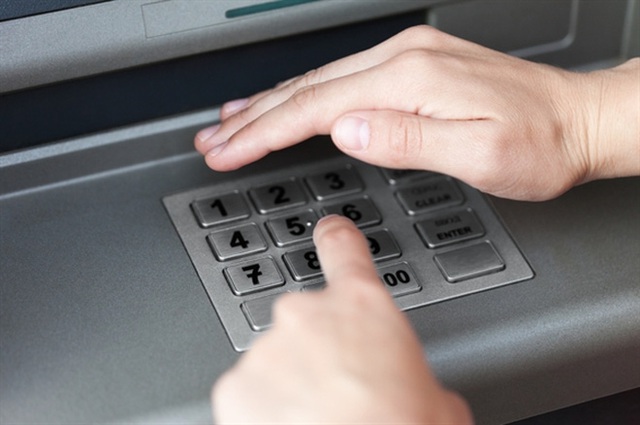  Nếu không kịp đổi sang thẻ ATM gắn chip, dùng thẻ cũ như thế nào, chú ý gì? - Ảnh 2.