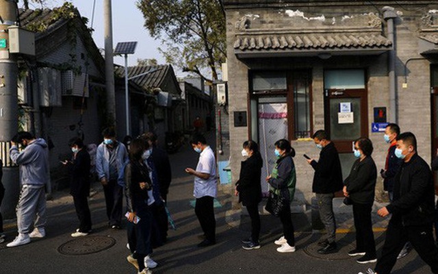 Người dân xếp hàng tại điểm tiêm chủng Covid-19 ở thủ đô Bắc Kinh - Trung Quốc ngày 29-10. Ảnh: Reuters