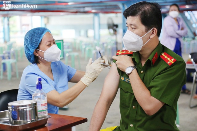  ẢNH: TP.HCM chính thức triển khai tiêm mũi 3 vaccine phòng Covid-19 cho người dân - Ảnh 10.