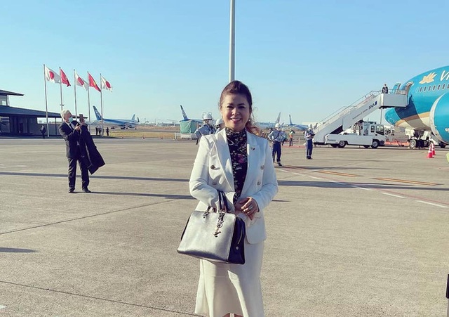 Bà Lê Hoàng Diệp Thảo diện style trẻ trung ra sân bay, tháp tùng Thủ tướng trong chuyến thăm chính thức Nhật Bản - Ảnh 2.