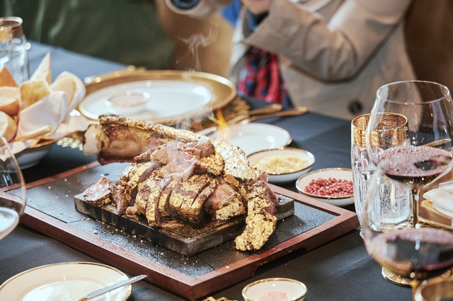  Cận cảnh món bò dát vàng sặc mùi tiền ở Hà Nội, báo Tây ca ngợi, dân mạng tranh cãi - Ảnh 4.