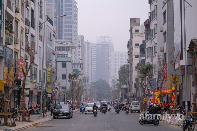 Bầu trời Hà Nội lại mù mịt, bụi mịn như sương ôm gọn tòa nhà cao tầng dù đã gần trưa, chất lượng không khí nhiều nơi ở mức tím - Ảnh 11.