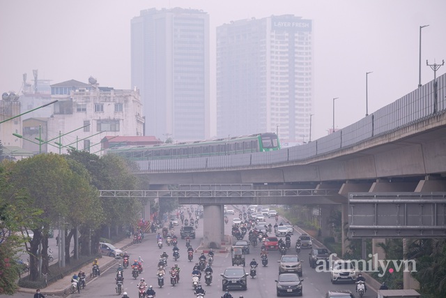 Bầu trời Hà Nội lại mù mịt, bụi mịn như sương ôm gọn tòa nhà cao tầng dù đã gần trưa, chất lượng không khí nhiều nơi ở mức tím - Ảnh 4.