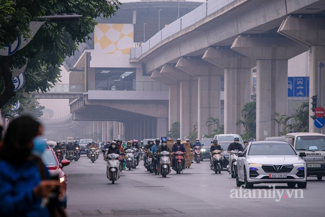 Bầu trời Hà Nội lại mù mịt, bụi mịn như sương ôm gọn tòa nhà cao tầng dù đã gần trưa, chất lượng không khí nhiều nơi ở mức tím - Ảnh 5.