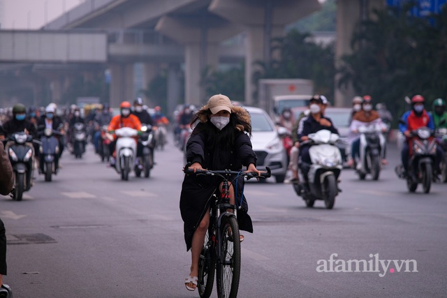 Bầu trời Hà Nội lại mù mịt, bụi mịn như sương ôm gọn tòa nhà cao tầng dù đã gần trưa, chất lượng không khí nhiều nơi ở mức tím - Ảnh 6.