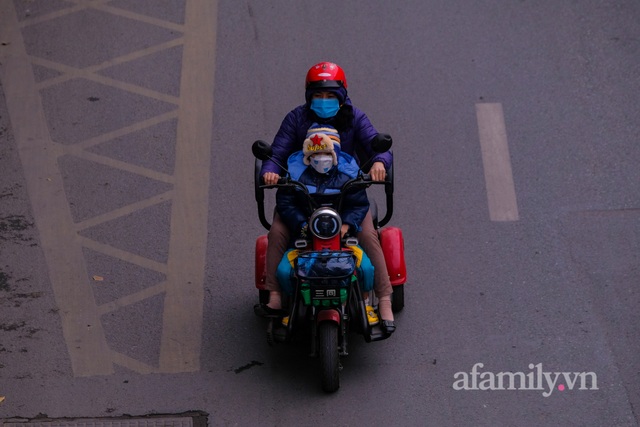 Bầu trời Hà Nội lại mù mịt, bụi mịn như sương ôm gọn tòa nhà cao tầng dù đã gần trưa, chất lượng không khí nhiều nơi ở mức tím - Ảnh 8.