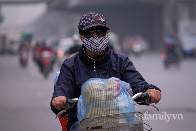 Bầu trời Hà Nội lại mù mịt, bụi mịn như sương ôm gọn tòa nhà cao tầng dù đã gần trưa, chất lượng không khí nhiều nơi ở mức tím - Ảnh 9.