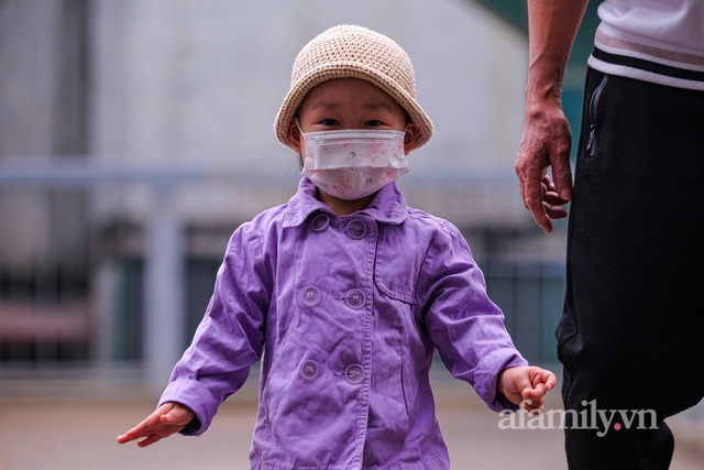 Bầu trời Hà Nội lại mù mịt, bụi mịn như sương ôm gọn tòa nhà cao tầng dù đã gần trưa, chất lượng không khí nhiều nơi ở mức tím - Ảnh 10.