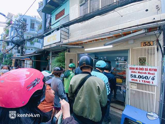 SỐC: Rộ tin tiệm bánh mì Bà Huynh ngày đầu đổ bộ đã bán tới 2000 ổ, con số doanh thu khủng khiếp cỡ nào? - Ảnh 1.