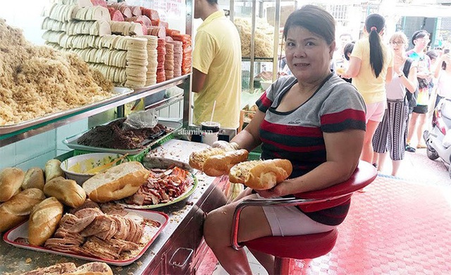 Chân dung bà Huynh và bà Hoa - hai người làm nên tiệm bánh mì nổi tiếng nhất Sài Gòn gây xôn xao vì tin đồn “có trà xanh nên xẻ đôi thương hiệu” - Ảnh 1.