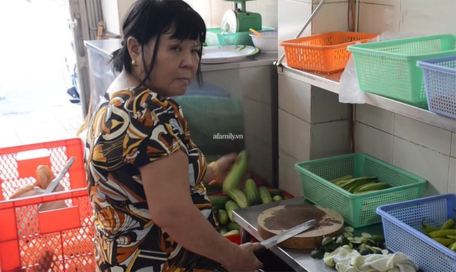 Chân dung bà Huynh và bà Hoa - hai người làm nên tiệm bánh mì nổi tiếng nhất Sài Gòn gây xôn xao vì tin đồn “có trà xanh nên xẻ đôi thương hiệu” - Ảnh 2.