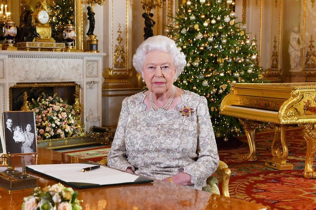 Nữ hoàng Anh tái xuất với diện mạo gây bất ngờ, phản ứng đầy tinh tế trước việc nhà Meghan không về dự lễ Giáng sinh - Ảnh 3.
