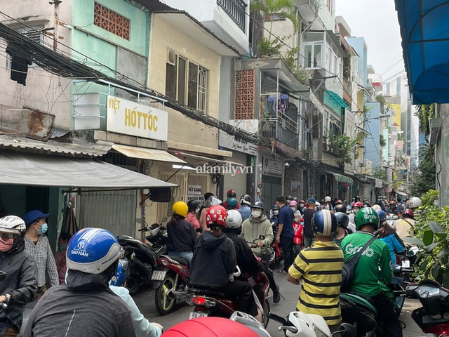 Mặc bà Huynh đóng cửa, nhiều người vẫn chờ quyết mua bằng được trăm ổ bánh mì, đại diện đích thân ra làm một việc mong sóng yên biển lặng! - Ảnh 4.