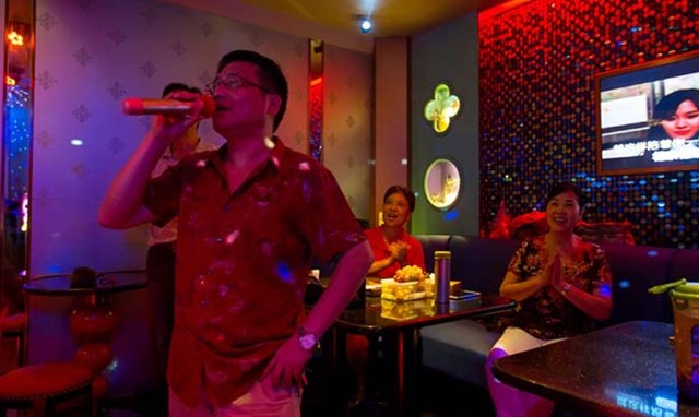 Cơn đau đầu của các quán karaoke ở Trung Quốc: ‘Nồi cơm’ vơi dần vì bị giới trẻ quay lưng - Ảnh 2.