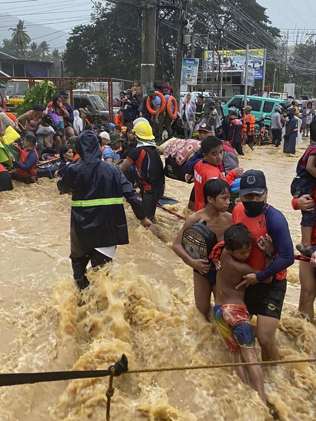 Hình ảnh người dân Philippines sơ tán khẩn cấp do siêu bão Rai đổ bộ - Ảnh 4.